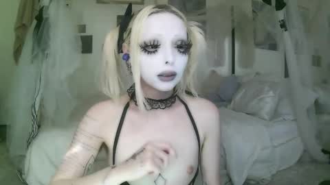 vampire fang  online show from February 25, 6:28 pm