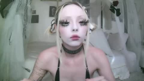 vampire fang  online show from April 5, 8:06 pm