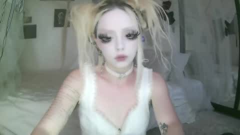 Snapshot of bl0odsyring3 chatting on April 8, 6:08 pm vampire fang online show from April 8, 6:08 pm