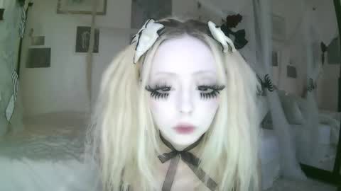 Snapshot of bl0odsyring3 chatting on April 15, 6:15 pm vampire fang online show from April 15, 6:15 pm