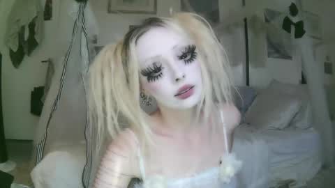 Snapshot of bl0odsyring3 chatting on April 20, 6:53 pm vampire fang online show from April 20, 6:53 pm