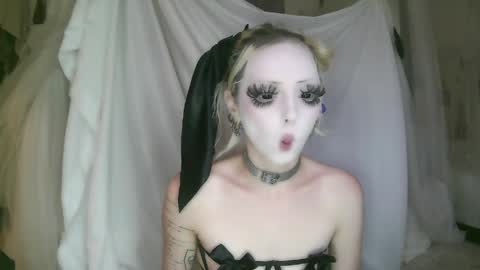 Snapshot of bl0odsyring3 chatting on April 21, 6:12 pm vampire fang online show from April 21, 6:12 pm