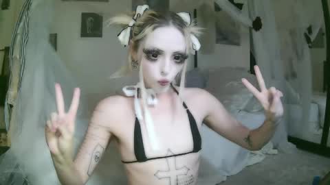 Snapshot of bl0odsyring3 chatting on April 22, 4:52 pm vampire fang online show from April 22, 4:52 pm