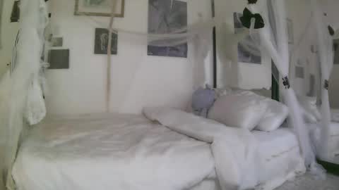 Snapshot of bl0odsyring3 chatting on May 5, 5:54 pm vampire fang online show from May 5, 5:54 pm