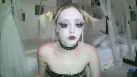 Snapshot of bl0odsyring3 chatting on May 8, 5:40 pm vampire fang online show from May 8, 5:40 pm