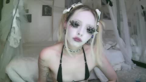 Snapshot of bl0odsyring3 chatting on May 14, 6:58 pm vampire fang online show from May 14, 6:58 pm