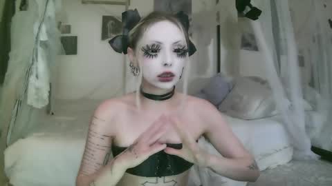 Snapshot of bl0odsyring3 chatting on May 15, 7:54 pm vampire fang online show from May 15, 7:54 pm