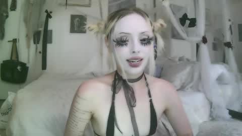 Snapshot of bl0odsyring3 chatting on June 3, 10:15 pm vampire fang online show from June 3, 10:15 pm