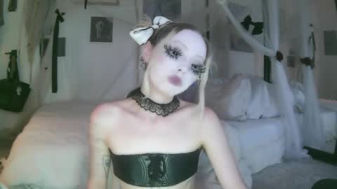 Snapshot of bl0odsyring3 chatting on June 6, 2:16 am vampire fang online show from June 6, 2:16 am