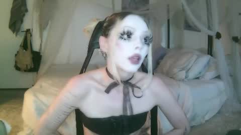 Snapshot of bl0odsyring3 chatting on June 14, 2:46 am vampire fang online show from June 14, 2:46 am
