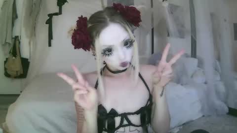 Snapshot of bl0odsyring3 chatting on June 15, 5:15 pm vampire fang online show from June 15, 5:15 pm