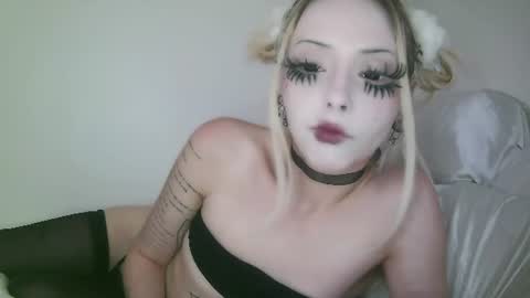Snapshot of bl0odsyring3 chatting on June 16, 6:32 pm vampire fang online show from June 16, 6:32 pm