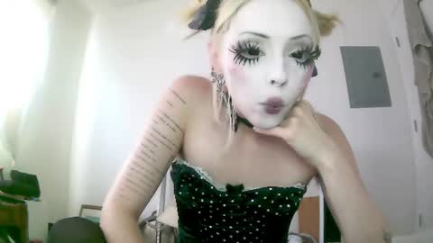 Snapshot of bl0odsyring3 chatting on June 19, 10:13 pm vampire fang online show from June 19, 10:13 pm