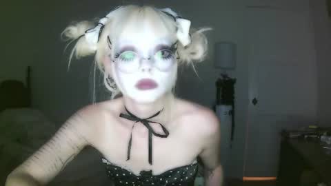 Snapshot of bl0odsyring3 chatting on July 5, 7:15 am vampire fang online show from July 5, 7:15 am