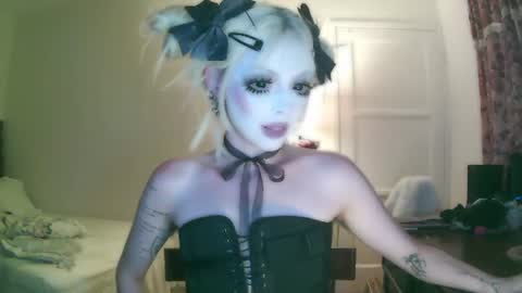 Snapshot of bl0odsyring3 chatting on July 11, 3:20 am vampire fang online show from July 11, 3:20 am