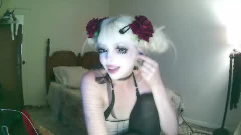 Snapshot of bl0odsyring3 chatting on July 17, 2:40 am vampire fang online show from July 17, 2:40 am
