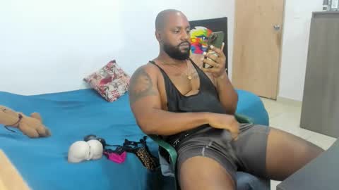 Snapshot of black_man_sexy chatting on October 15, 3:06 am BIGCOCK online show from October 15, 3:06 am