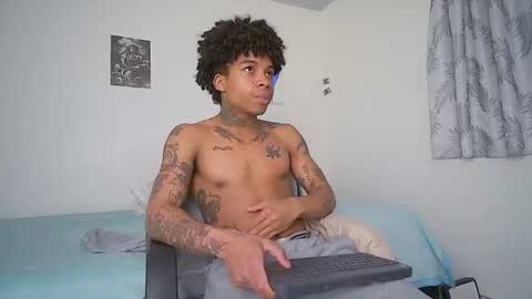 Snapshot of black_tentationx chatting on June 19, 4:39 am black_tentationx online show from June 19, 4:39 am