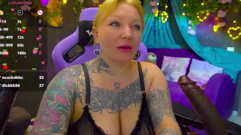 Snapshot of blackedbarbie chatting on June 5, 8:03 pm Alice online show from June 5, 8:03 pm