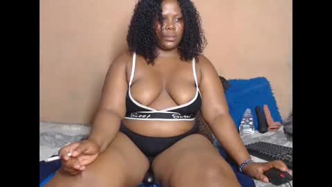 Snapshot of blackpearlxxo chatting on February 18, 8:38 pm blackpearlxxo online show from February 18, 8:38 pm