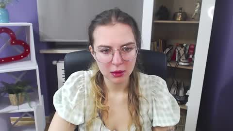 Z O E Y online show from December 16, 5:38 am