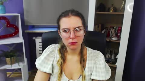 Z O E Y online show from December 16, 9:03 am