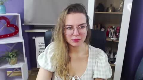 Z O E Y online show from December 18, 5:37 am