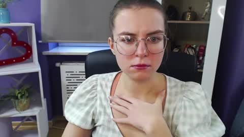 Z O E Y online show from December 18, 9:14 am