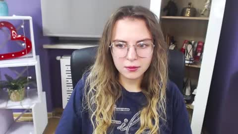 Z O E Y online show from December 19, 6:01 am