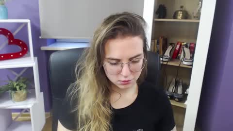 Z O E Y online show from January 11, 8:43 am