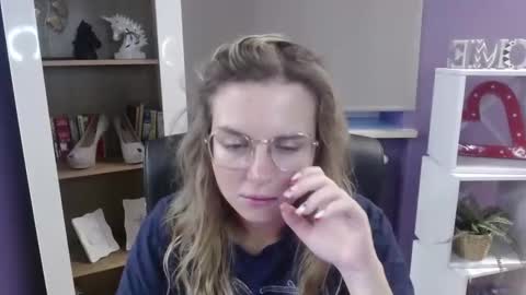 Z O E Y online show from September 16, 4:35 am