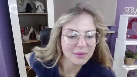 Z O E Y online show from September 19, 4:25 am