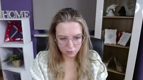 Z O E Y online show from November 6, 5:41 am