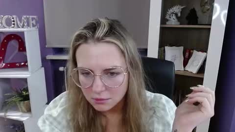 Z O E Y online show from November 12, 6:03 am