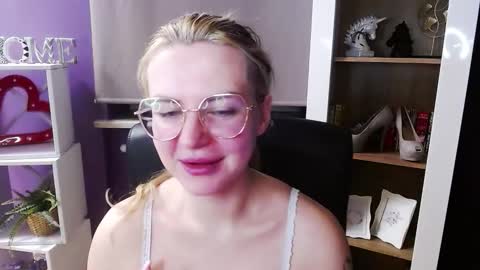 Z O E Y online show from February 9, 5:44 am