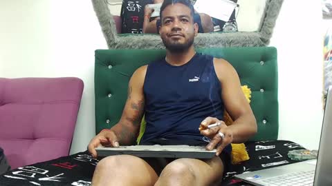 Snapshot of blade_foxx chatting on December 28, 5:12 am Richard online show from December 28, 5:12 am