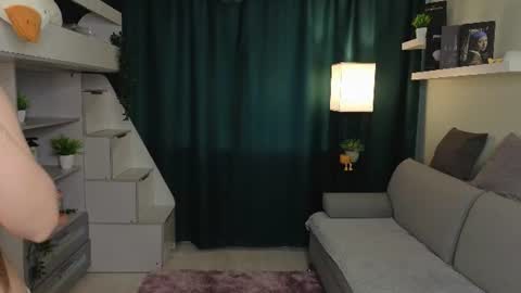Snapshot of bless_mee chatting on June 18, 4:11 pm Mia online show from June 18, 4:11 pm