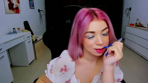 Snapshot of blinkofeyess chatting on December 4, 7:17 am Nicole online show from December 4, 7:17 am