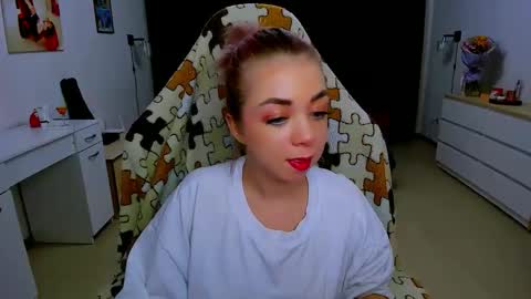 Snapshot of blinkofeyess chatting on February 8, 3:00 pm Nicole online show from February 8, 3:00 pm