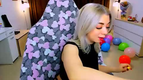 Snapshot of blinkofeyess chatting on February 12, 2:43 pm Nicole online show from February 12, 2:43 pm