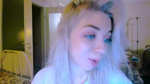 Snapshot of blinkofeyess chatting on February 24, 6:58 pm Nicole online show from February 24, 6:58 pm