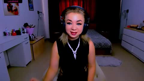 Snapshot of blinkofeyess chatting on September 10, 6:24 am Nicole online show from September 10, 6:24 am