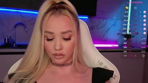 Snapshot of blond_diamond chatting on October 3, 8:11 am Lana online show from October 3, 8:11 am