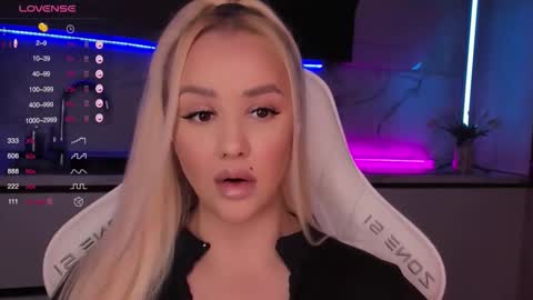 Snapshot of blond_diamond chatting on October 5, 5:50 am Lana online show from October 5, 5:50 am