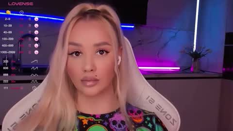 Snapshot of blond_diamond chatting on October 6, 8:45 am Lana online show from October 6, 8:45 am