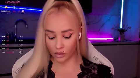 Snapshot of blond_diamond chatting on October 13, 2:55 am Lana online show from October 13, 2:55 am