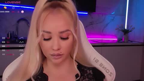 Snapshot of blond_diamond chatting on October 16, 7:20 am Lana online show from October 16, 7:20 am