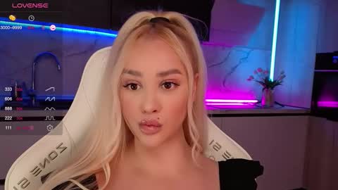 Snapshot of blond_diamond chatting on October 18, 8:37 am Lana online show from October 18, 8:37 am