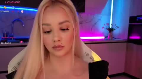 Snapshot of blond_diamond chatting on October 24, 8:11 am Lana online show from October 24, 8:11 am