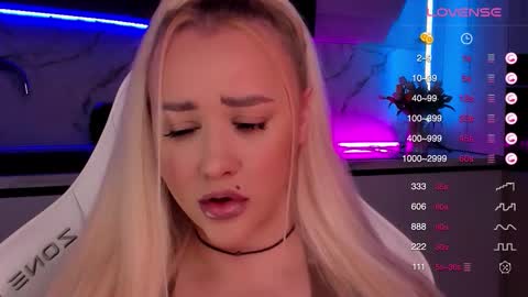 Snapshot of blond_diamond chatting on November 7, 2:17 pm Lana online show from November 7, 2:17 pm